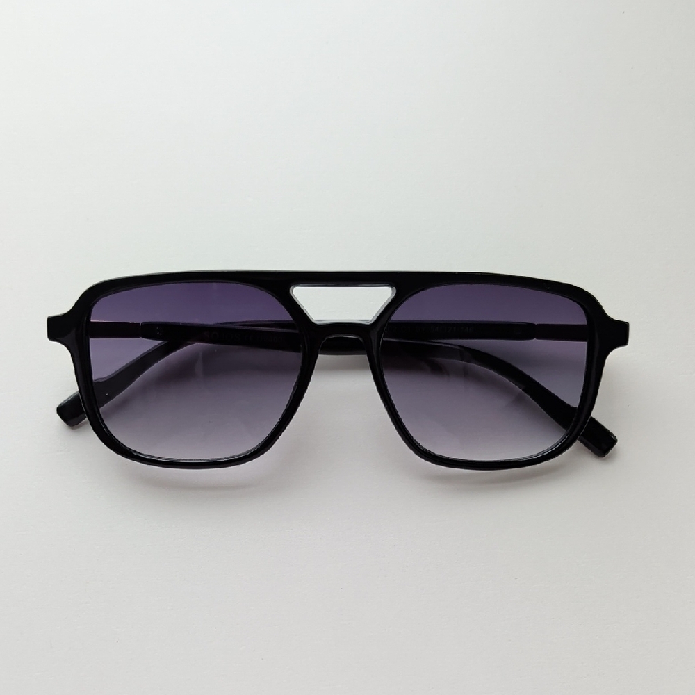 Classic Black Aviator-Style Sunglasses with Gradient Lenses